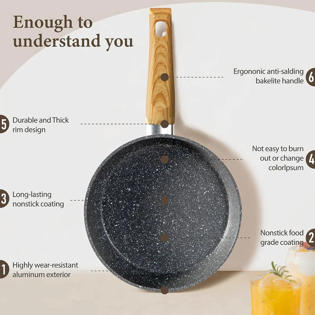 Granit kastrullset med nonstick och glaslock uppställt på köksbänk