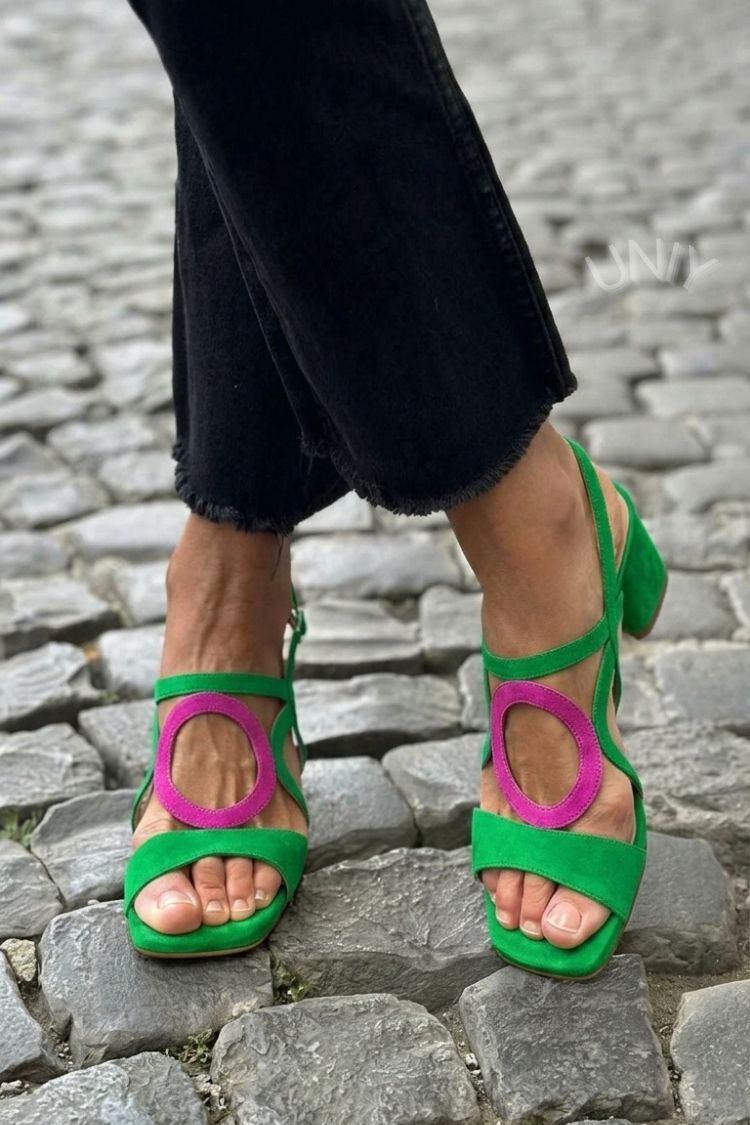 Dam sandal med stabil blockklack och dekorativ ringdetalj i snygg design
