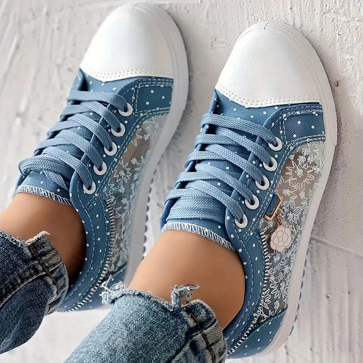 Blå dam sneakers med fina spetsdetaljer från sidan