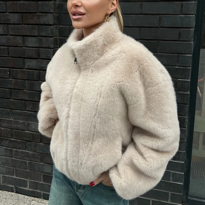 Stilren beige ytterkläder och teddyjacka med hög hals för dam