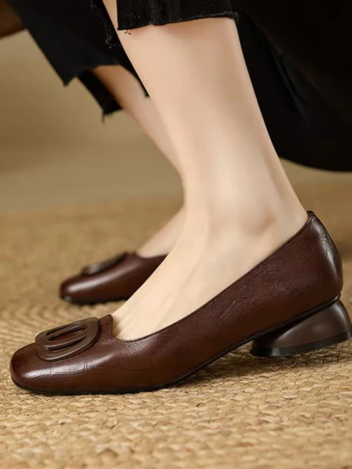 Bruna damskor av typen ballerinaskor med bekväm passform
