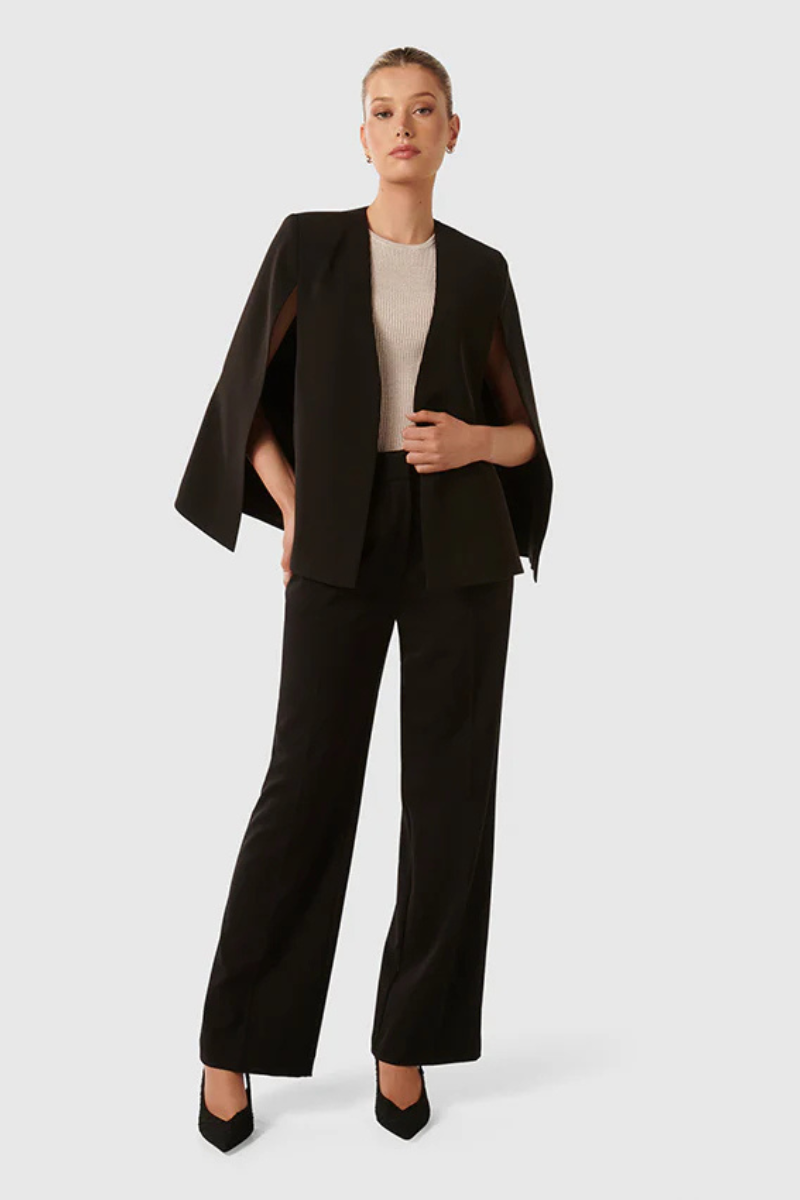 Elegant damjacka som stilren cape med öppna sömmar, bakifrån