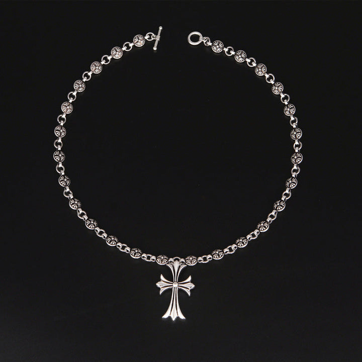 Gotiskt korshänge halsband med silverfinish mot svart bakgrund