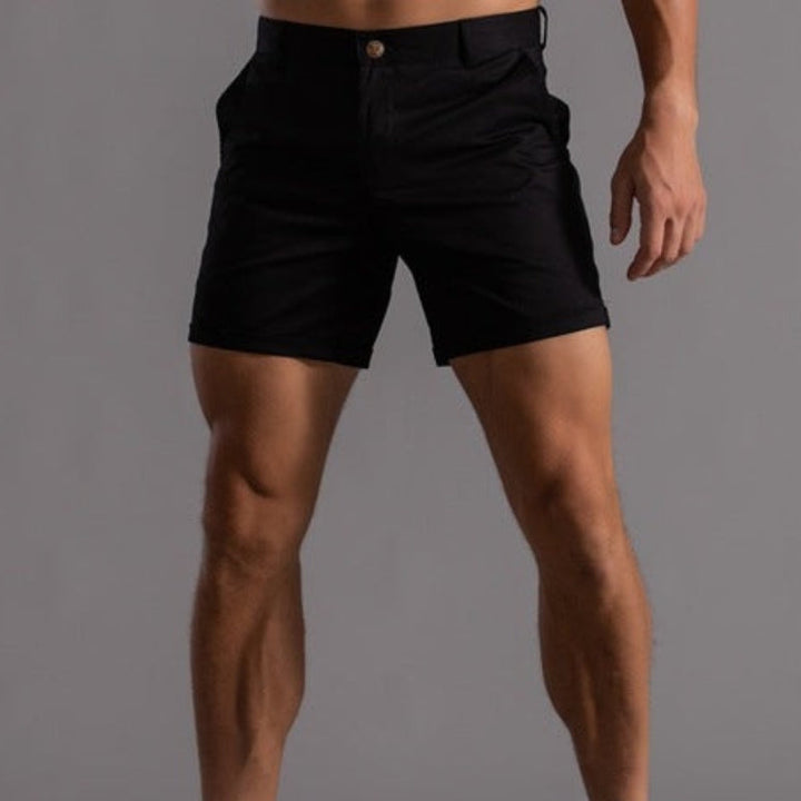 Man i svarta slim-fit chino-shorts
