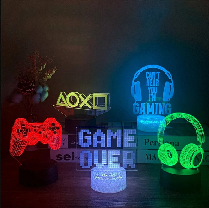 3D LED-lampa med gamingmotiv tänd i ett mörkt rum