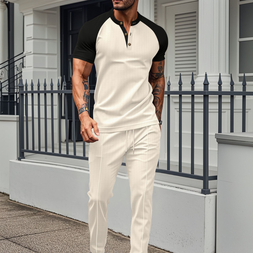 Matchande set för herrar med henley t-shirt och bekväma joggerbyxor i vardagsstil