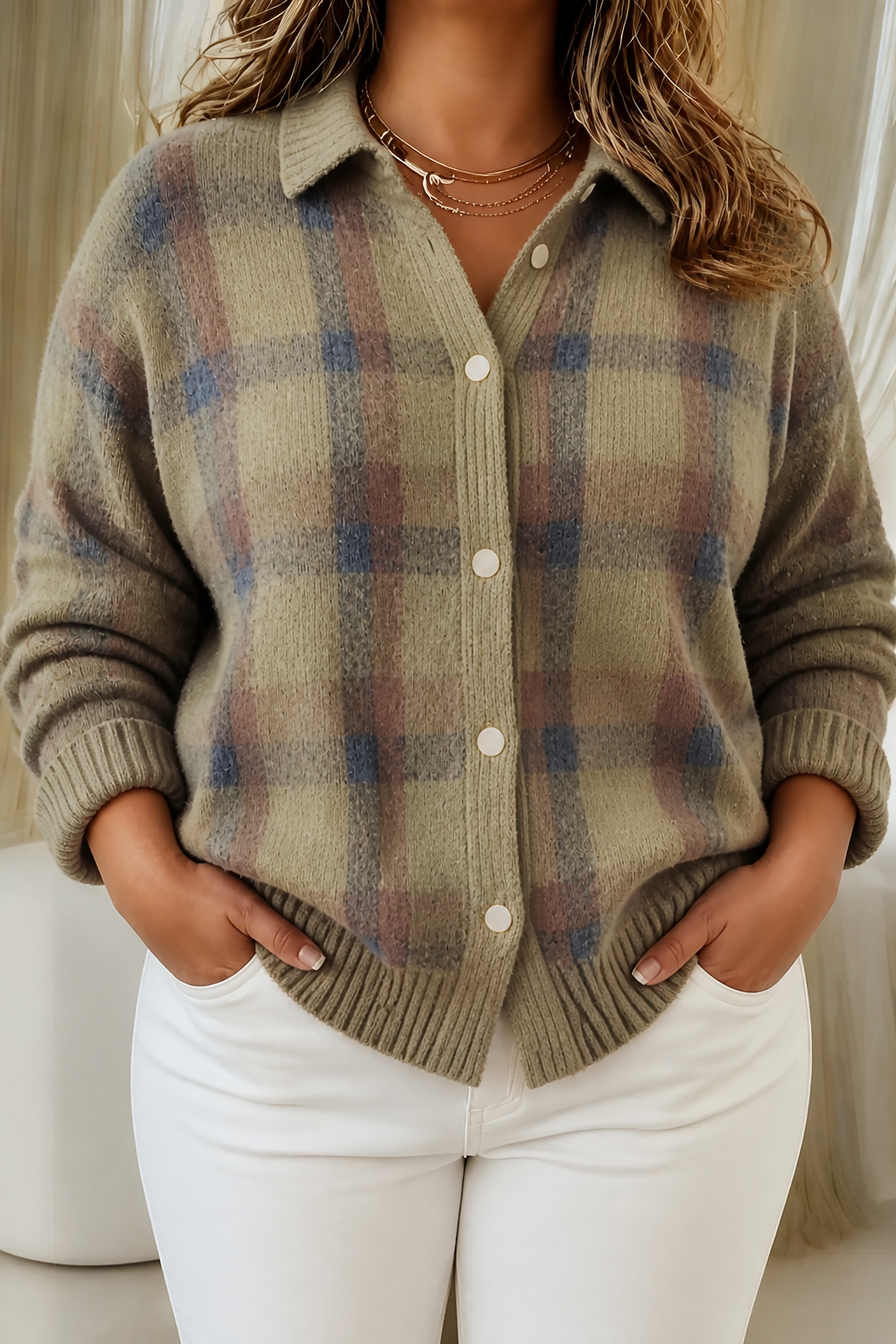 Stilren rutig damkofta stylad för höstmode och lager på lager-stil