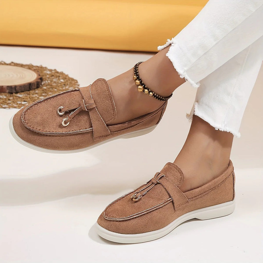 Bruna damloafers matchade med vita byxor