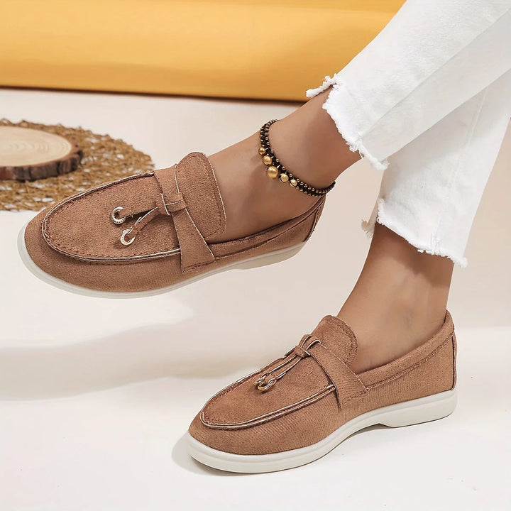Bruna damloafers matchade med vita byxor