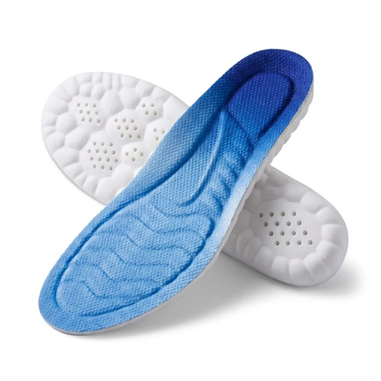 Två stötdämpande 4D inläggssulor i blått och vitt med perforerad design
