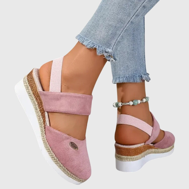 Harriet ergonomiska sandaler bakifrån, visar hälstöd och stabil design för dam.