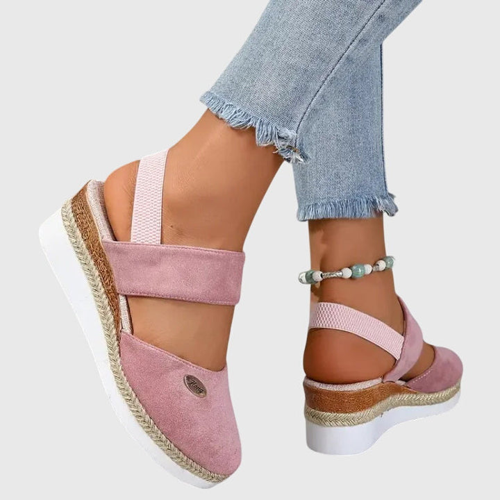 Harriet ergonomiska sandaler bakifrån, visar hälstöd och stabil design för dam.