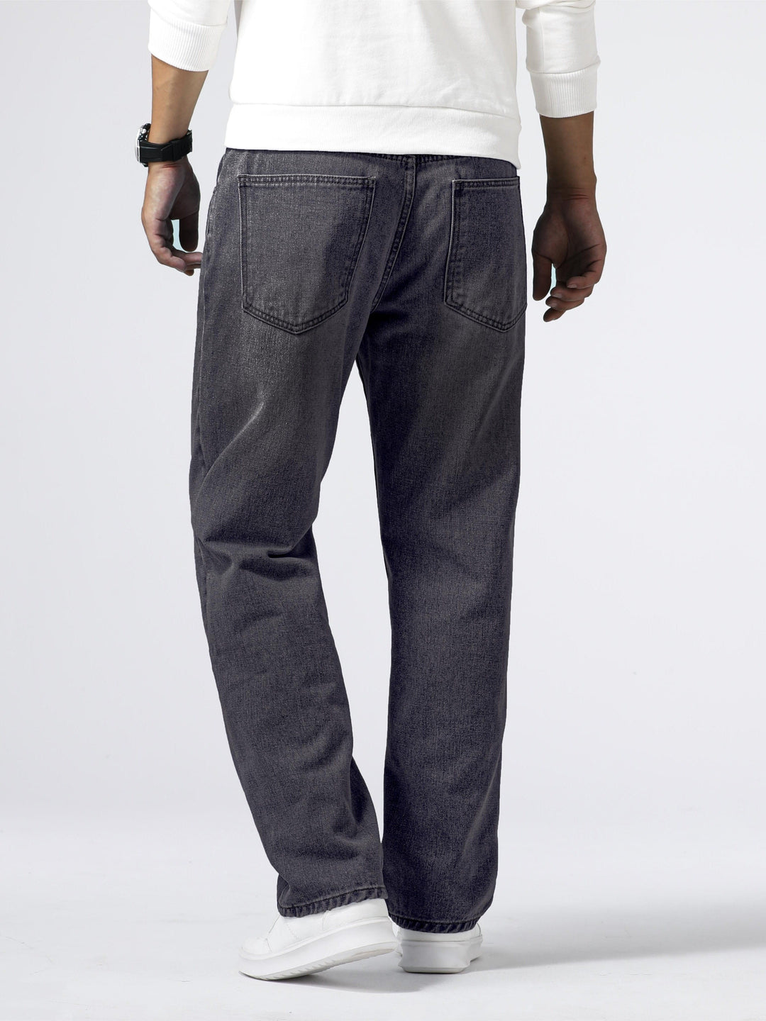 Närbild på knapp och gylf på raka herrmodejeans