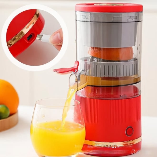 Röd bärbar mini juicepress som häller upp färsk juice i ett glas med Typ-C laddning i hörnet