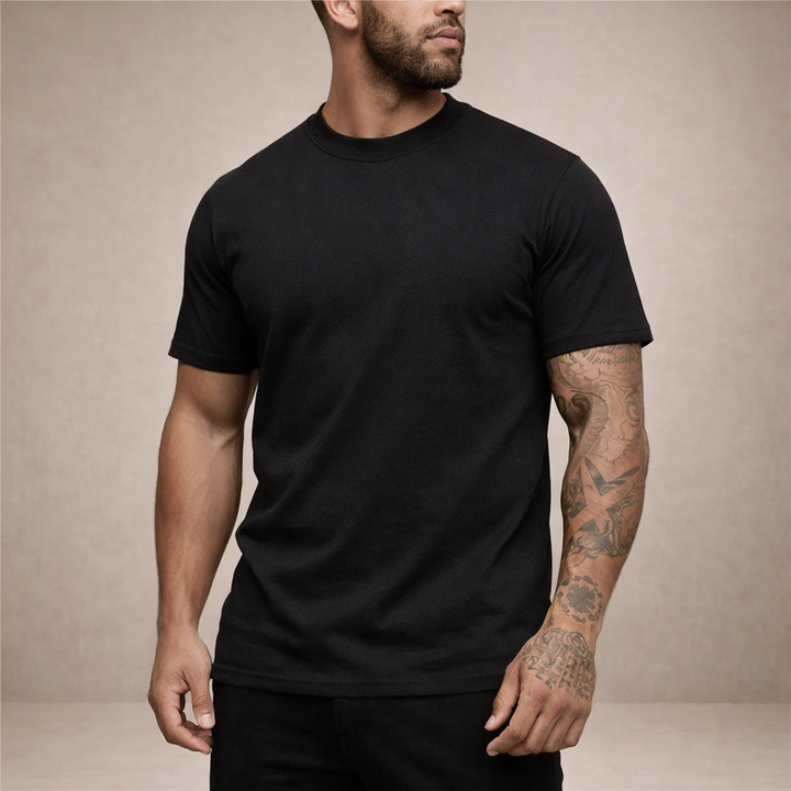 Man i svart slim fit t-shirt med crew neck