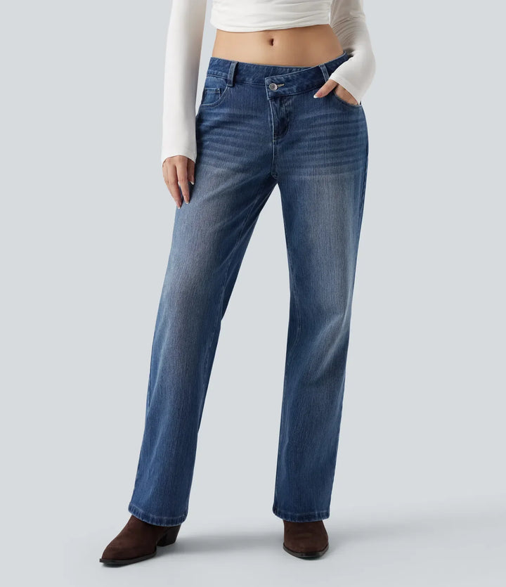 Detaljbild på ficka och sömmar på trendiga jeans för dam