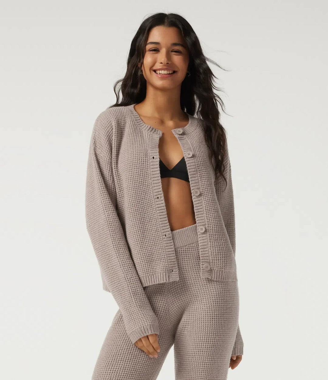 Stickad damkofta med rund hals i mysigt loungewear-utförande