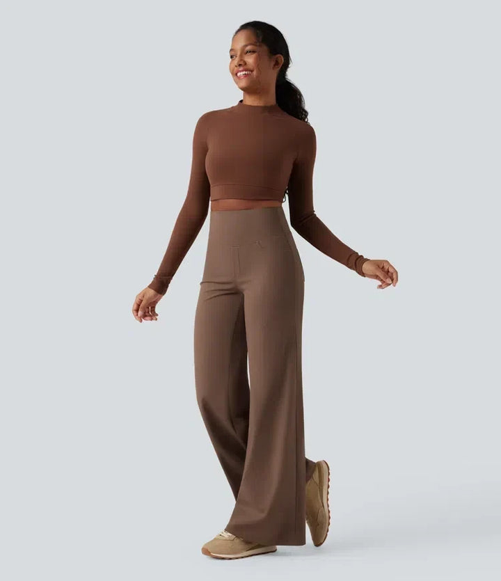 Helbild på modell som bär bruna vida yogabyxor med matchande topp