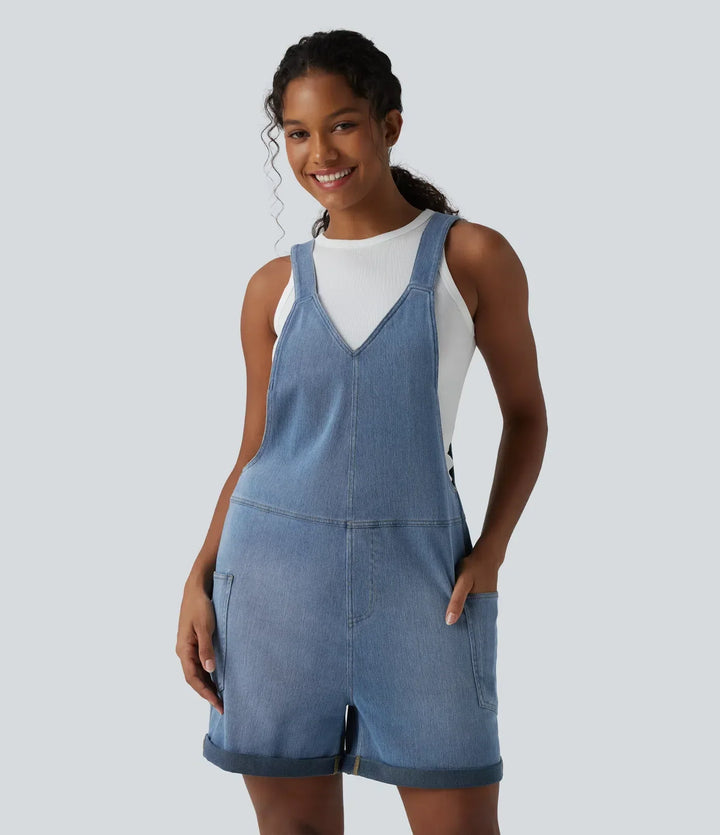 Närbild på dam i V-ringad kort overall med fickor