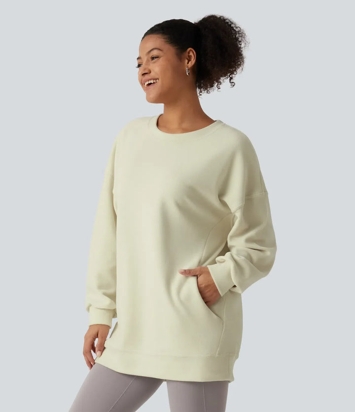 Kvinna i profil som visar den bekväma passformen och praktiska sidofickan på sweatshirt