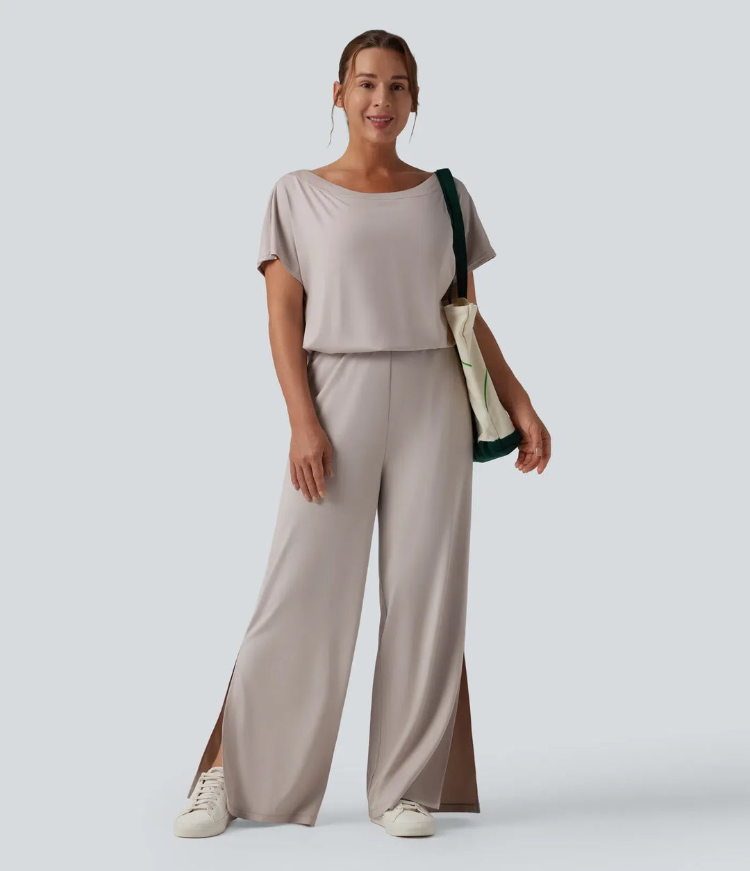 Närbild på praktiska fickor och snygg skärning på damjumpsuit