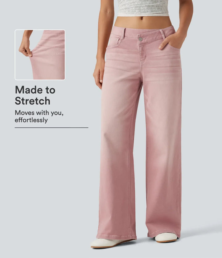 Närbild på tyget i moderiktiga jeans för dam