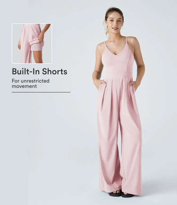 Rosa jumpsuit för dam med inbyggda shorts och V-ringning framifrån