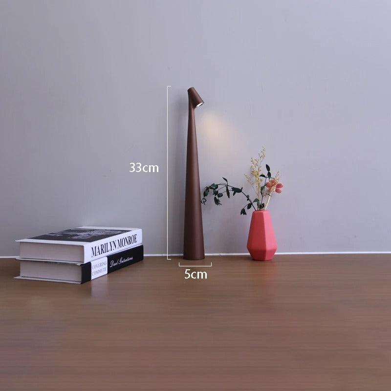 Närbild på den minimalistiska trådlösa lampans ovandel och material