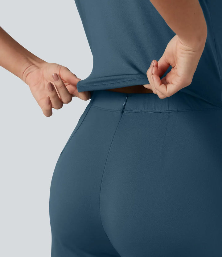 Vardagsmode för dam: svart ärmlös jumpsuit med V-ringning och funktionella sidofickor