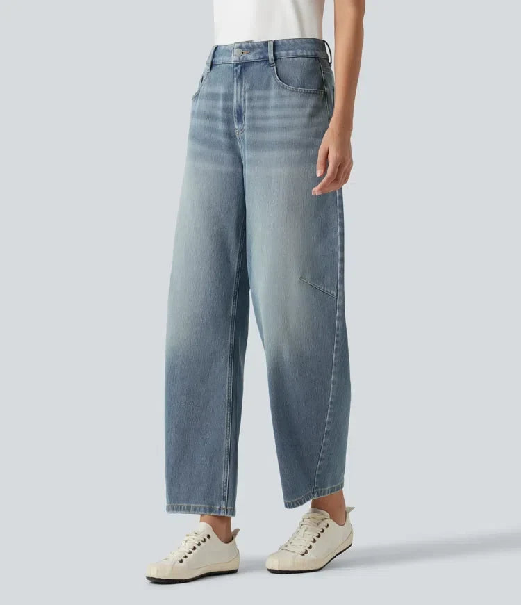Sida av dam i högmidjade barrel ben jeans med fickor