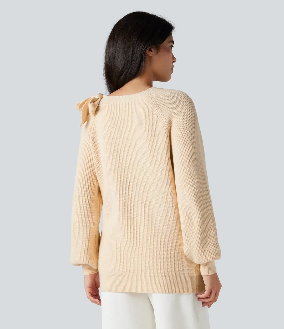 Damkläder - Långärmad stickad tröja med rund hals bakifrån visad på modell