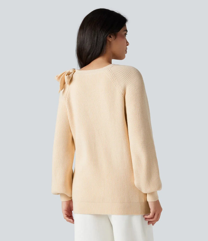 Damkläder - Långärmad stickad tröja med rund hals bakifrån visad på modell