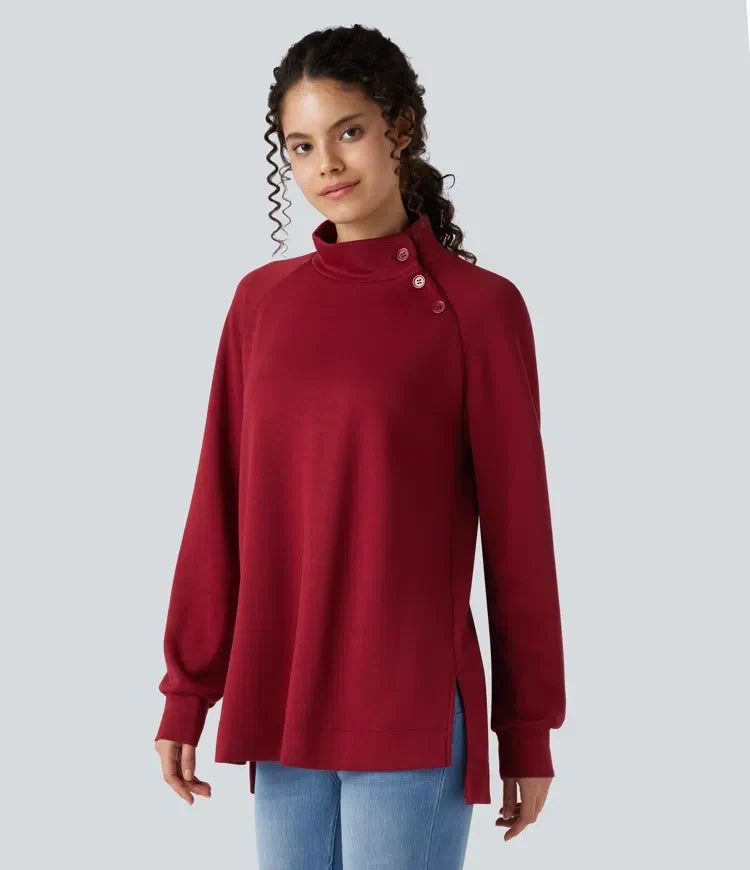 Dam i röd långärmad sweatshirt med halvpolo framifrån