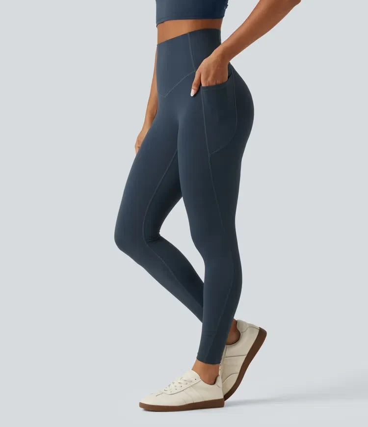 Sidoprofil av mörkblå yogaleggings som visar praktisk sidoficka och hög midja