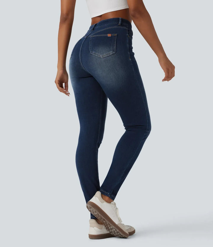 Baksida av dam i mörkblå stretchiga skinny jeans med fickor