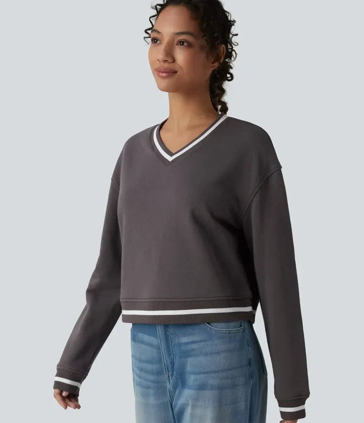 Kvinna i mörkgrå sweatshirt med V-ringning framifrån
