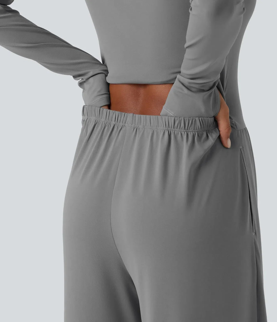Närbild på tyg och sömmar i bekväm damjumpsuit med inbyggd BH