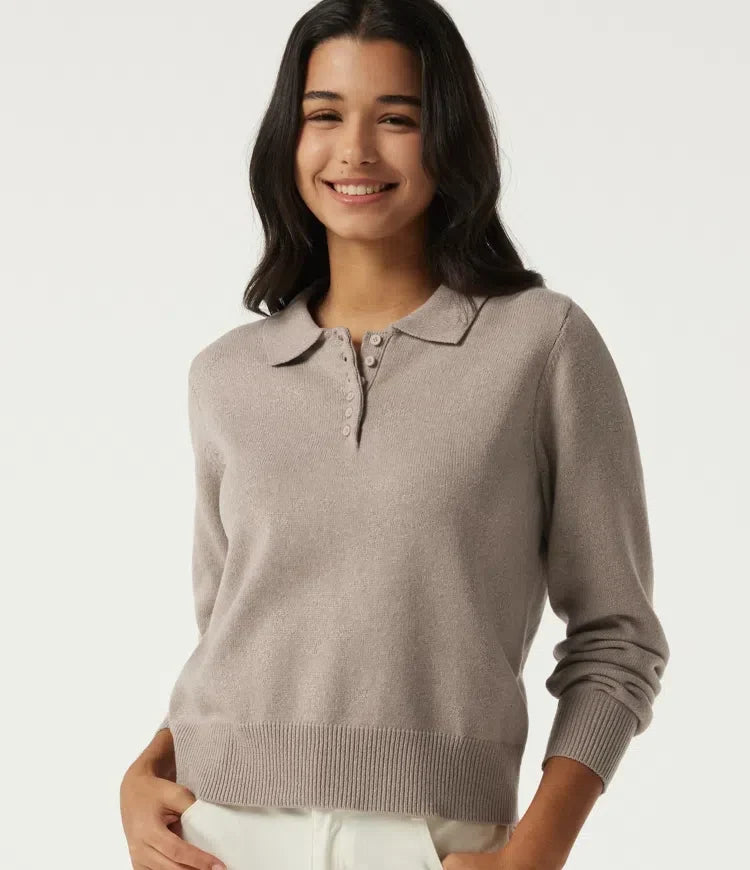 Kvinna som bär beige långärmad polotröja framifrån