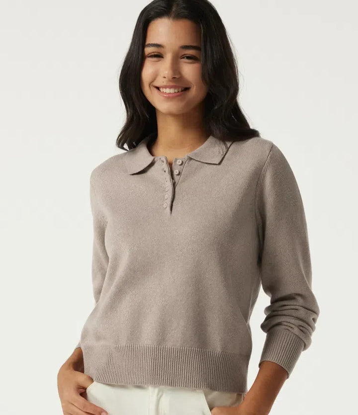 Kvinna som bär beige långärmad polotröja framifrån