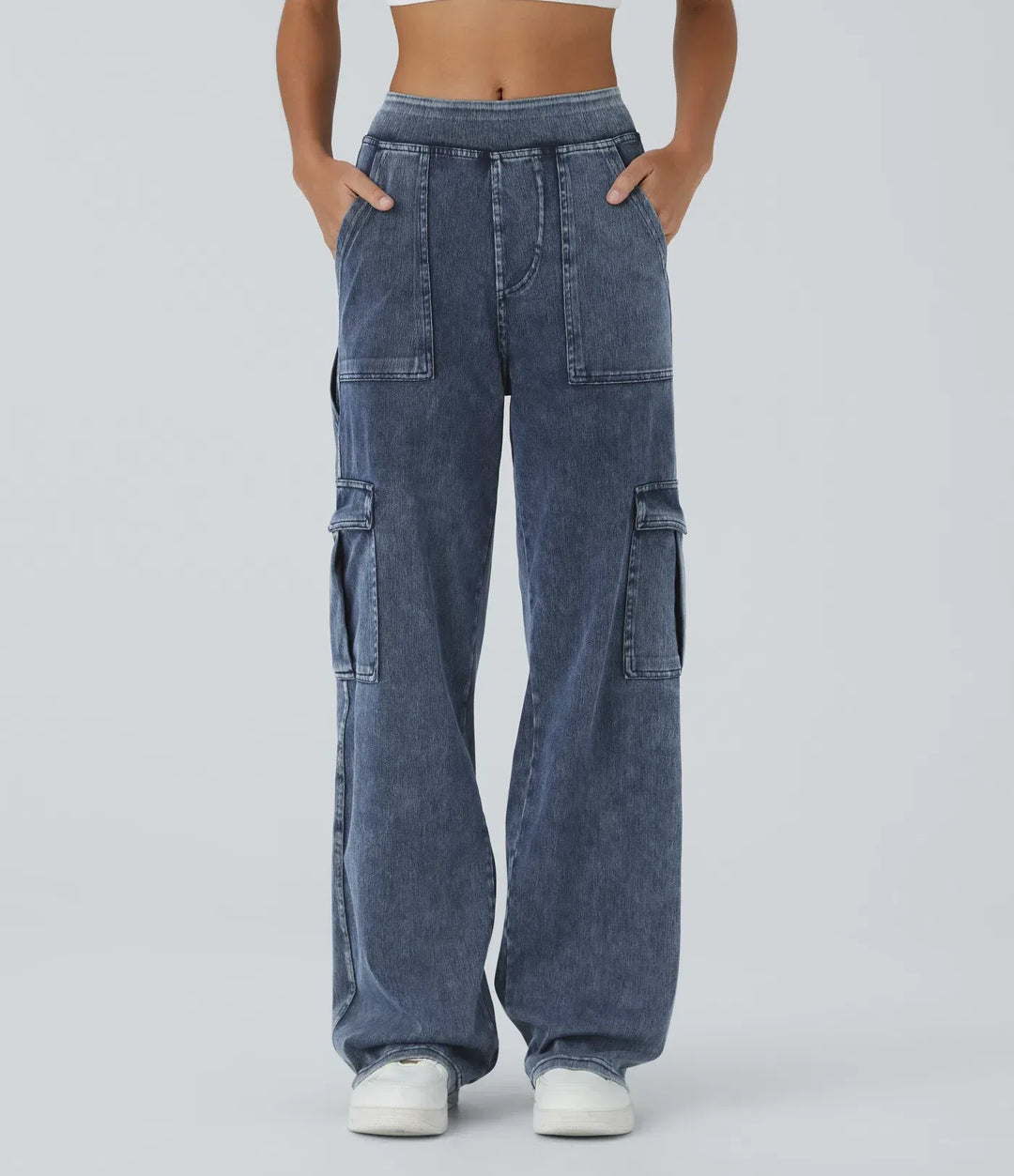 Framsidesvy av trendiga cargo jeans för kvinnor
