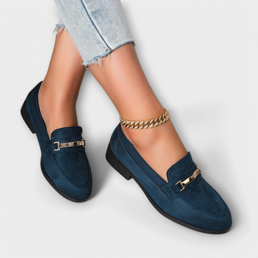 Marinblå dam loafers Nathalie med guldfärgad kedja buren till jeans