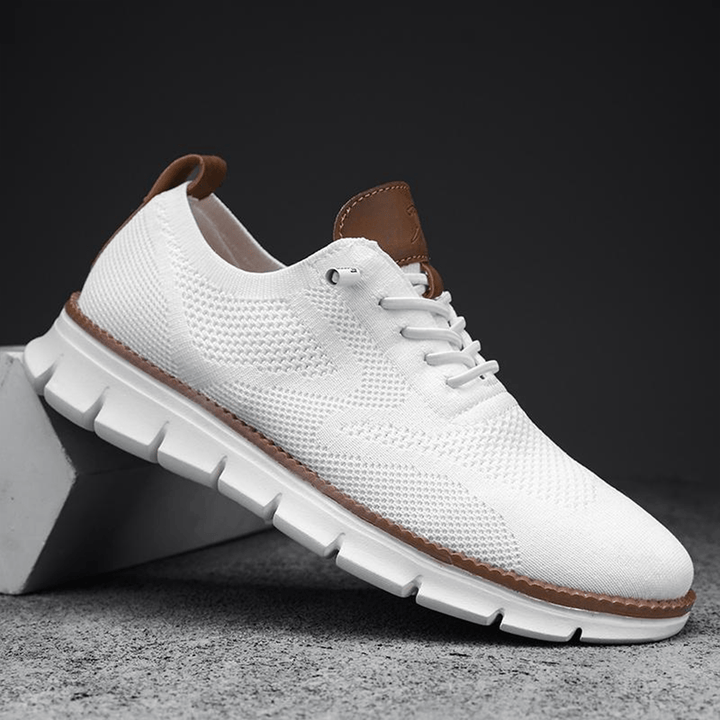 Moderna sneakers för herrar sedda bakifrån för passform
