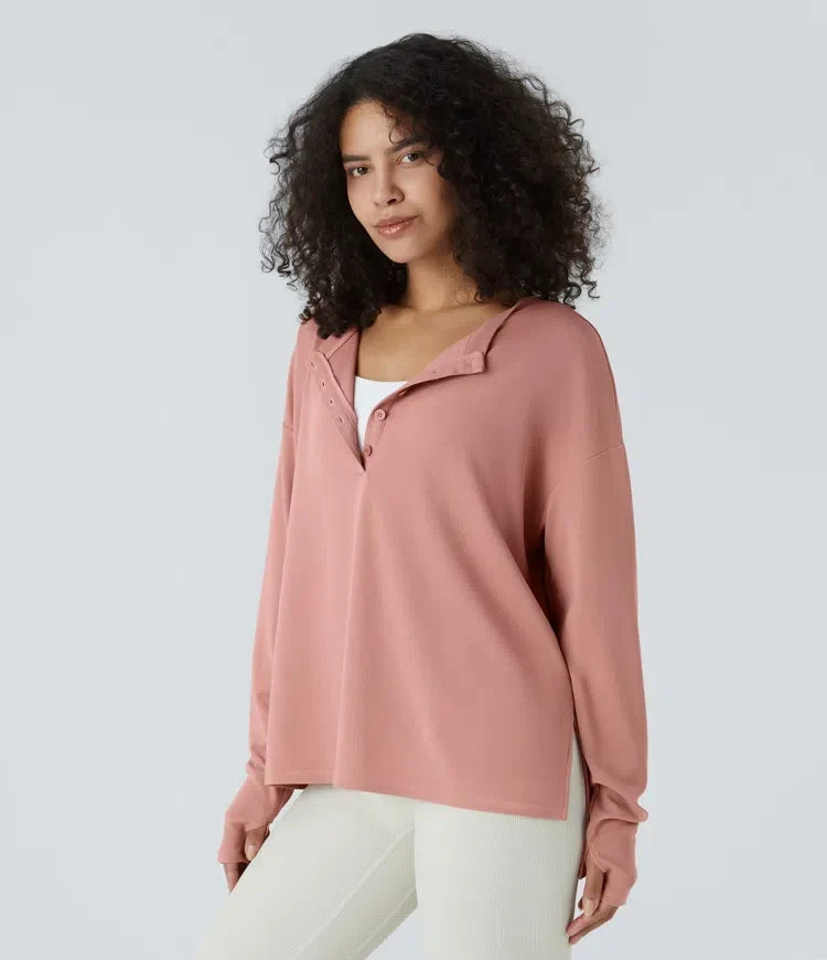 Kvinna i rosa sweatshirt med våffelstruktur och tumhål framifrån