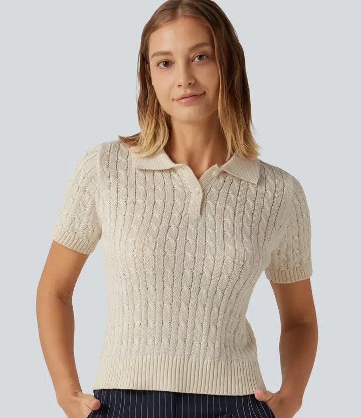 Kvinna som bär beige kortärmad kabelstickad polotröja framifrån