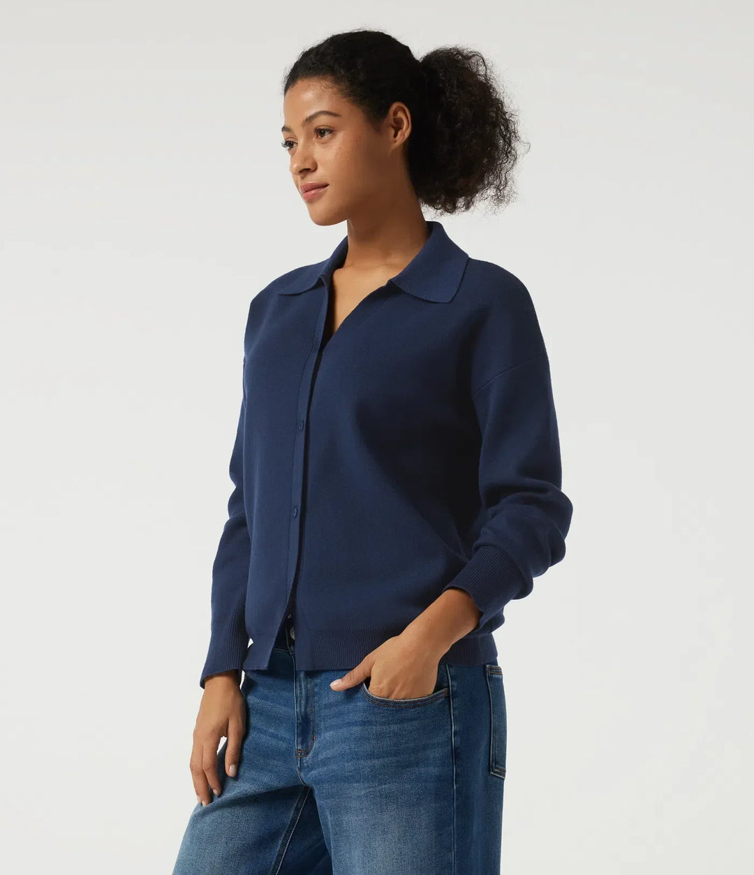 Sida av modell i mörkblå långärmad stickad cardigan