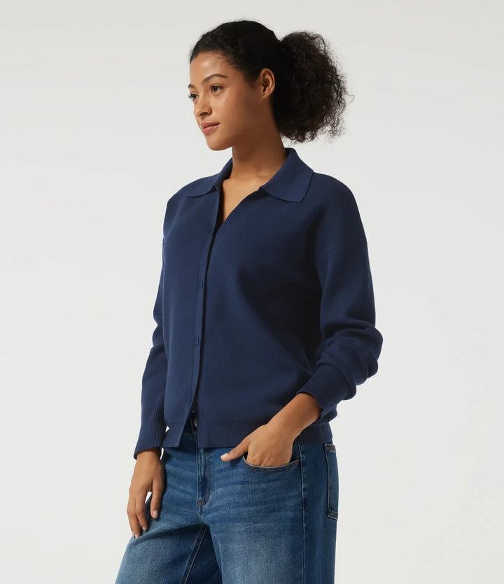 Sida av modell i mörkblå långärmad stickad cardigan