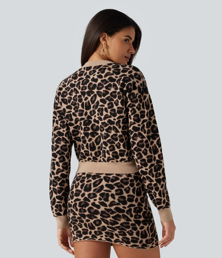 Baksida av en långärmad leopardmönstrad cardigan för dam