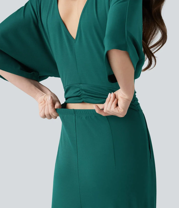Elegant grön damjumpsuit med V-ringning och praktiska fickor framifrån