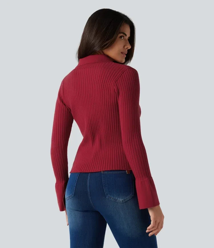 Modell som bär röd långärmad cardigan bakifrån