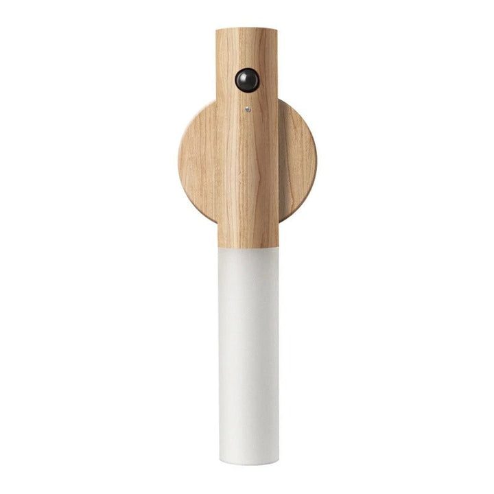 Närbild på smart rörelsesensor på vit trådlös vägglampa